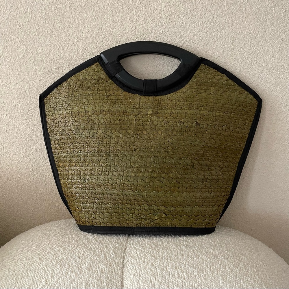 Green woven straw bag